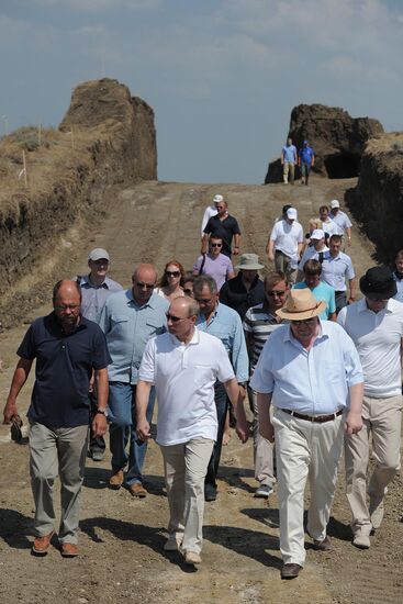 Vladimir Putin visits archaeological site on Taman Peninsula