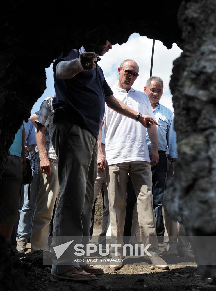 Vladimir Putin visits archaeological site on Taman Peninsula