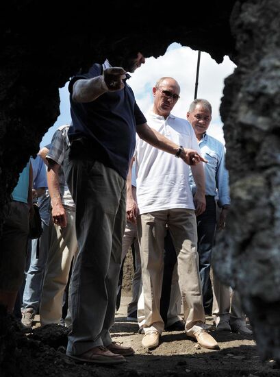 Vladimir Putin visits archaeological site on Taman Peninsula