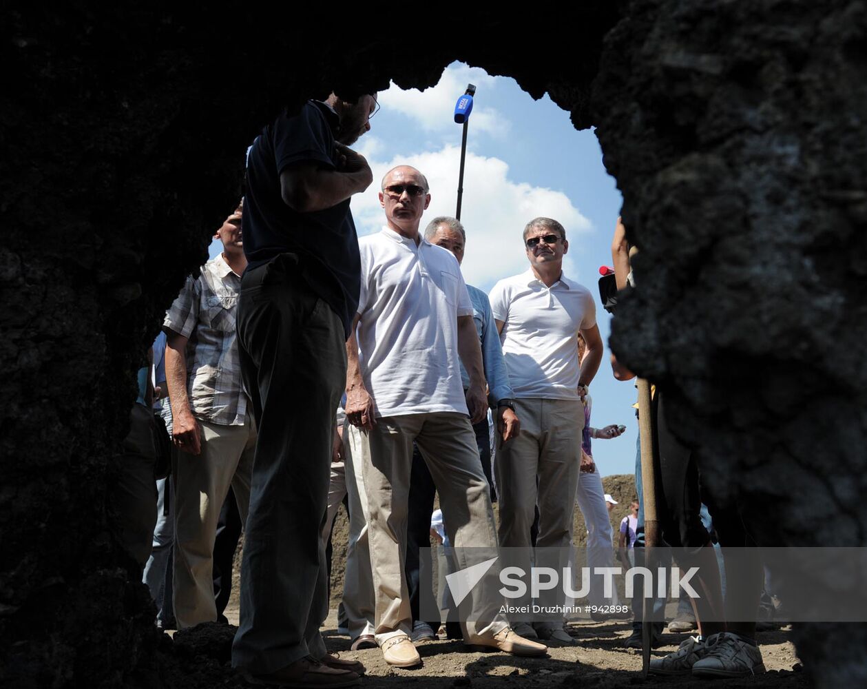 Vladimir Putin visits archaeological site on Taman Peninsula