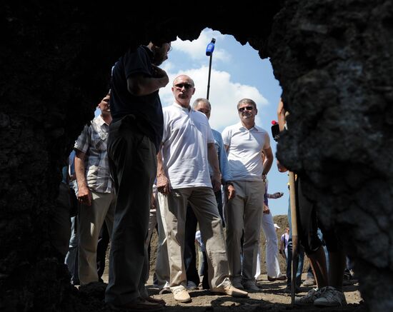 Vladimir Putin visits archaeological site on Taman Peninsula