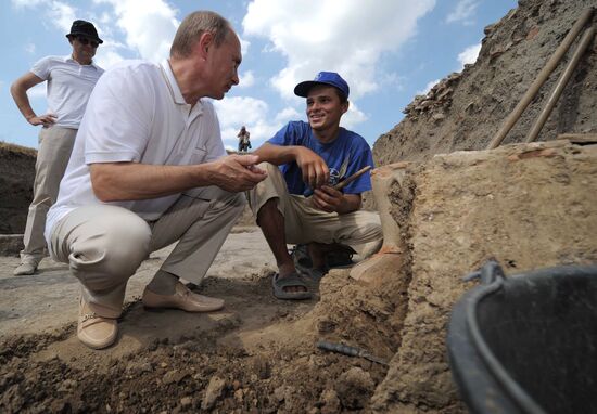 Vladimir Putin visits excavation site, Taman Peninsula
