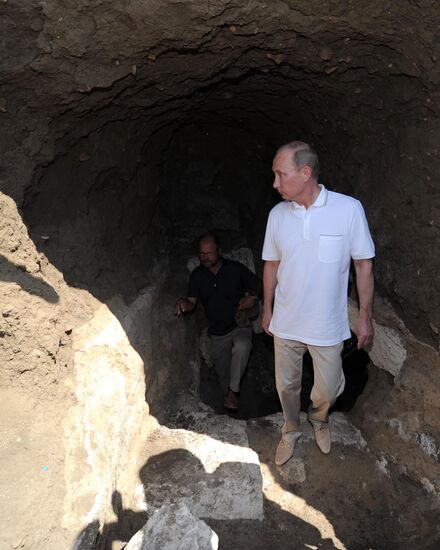 Vladimir Putin visits excavation site, Taman Peninsula