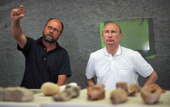 Vladimir Putin visits excavation site on Taman Peninsula