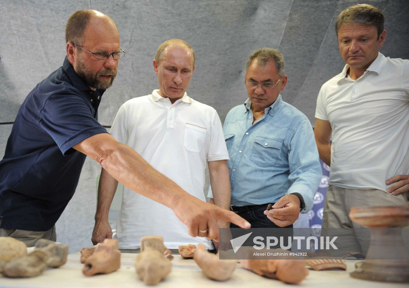 Vladimir Putin visits excavation site on Taman Peninsula