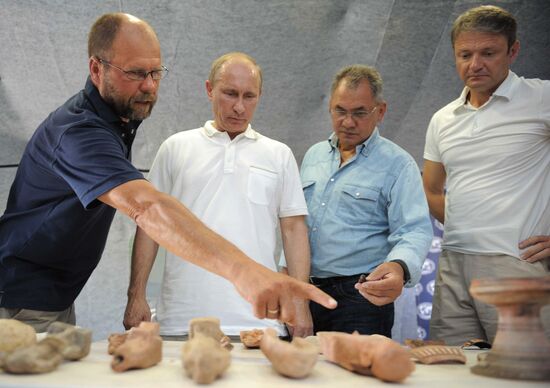 Vladimir Putin visits excavation site on Taman Peninsula