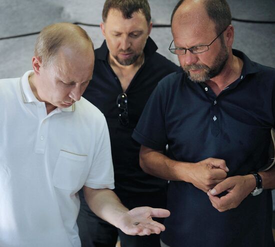 Vladimir Putin visits excavation site on Taman Peninsula