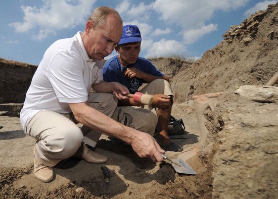 Vladimir Putin visits excavation site, Taman Peninsula