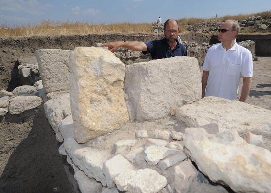 Vladimir Putin visits excavation site, Taman Peninsula