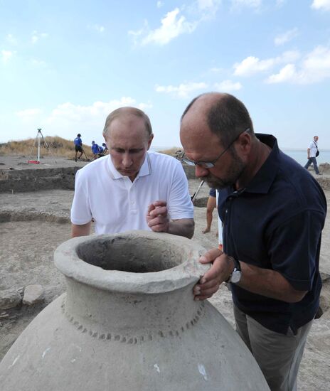 Vladimir Putin visits excavation site, Taman Peninsula