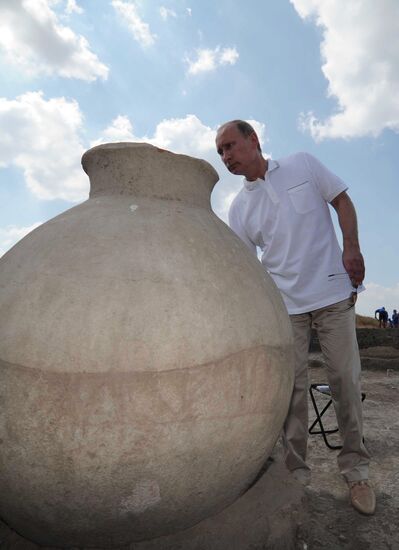 Vladimir Putin visits excavation site, Taman Peninsula