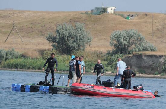 Vladimir Putin goes scuba diving in Taman Bay