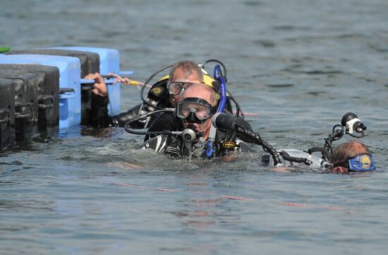 Vladimir Putin goes scuba diving in Taman Bay