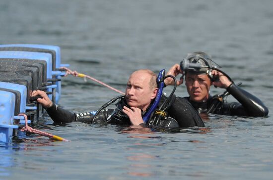 Vladimir Putin goes scuba diving in Taman Bay