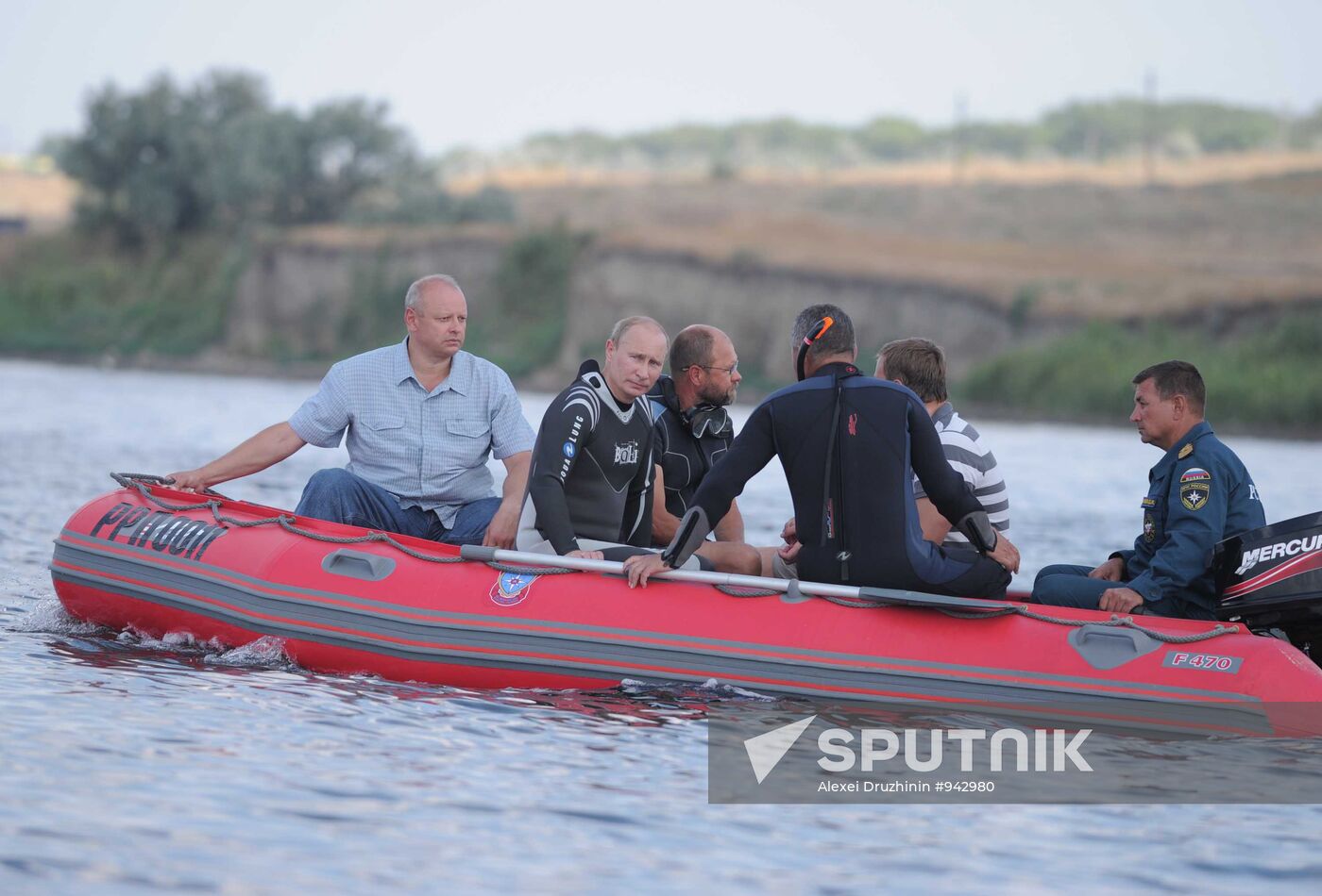 Vladimir Putin goes scuba diving in Taman Bay