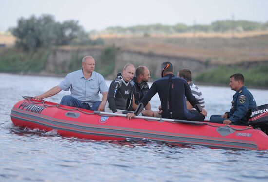 Vladimir Putin goes scuba diving in Taman Bay