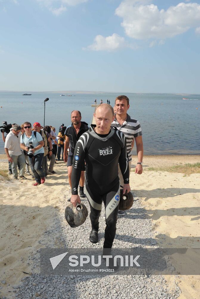 Vladimir Putin goes scuba diving in Taman Bay