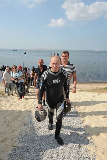 Vladimir Putin goes scuba diving in Taman Bay