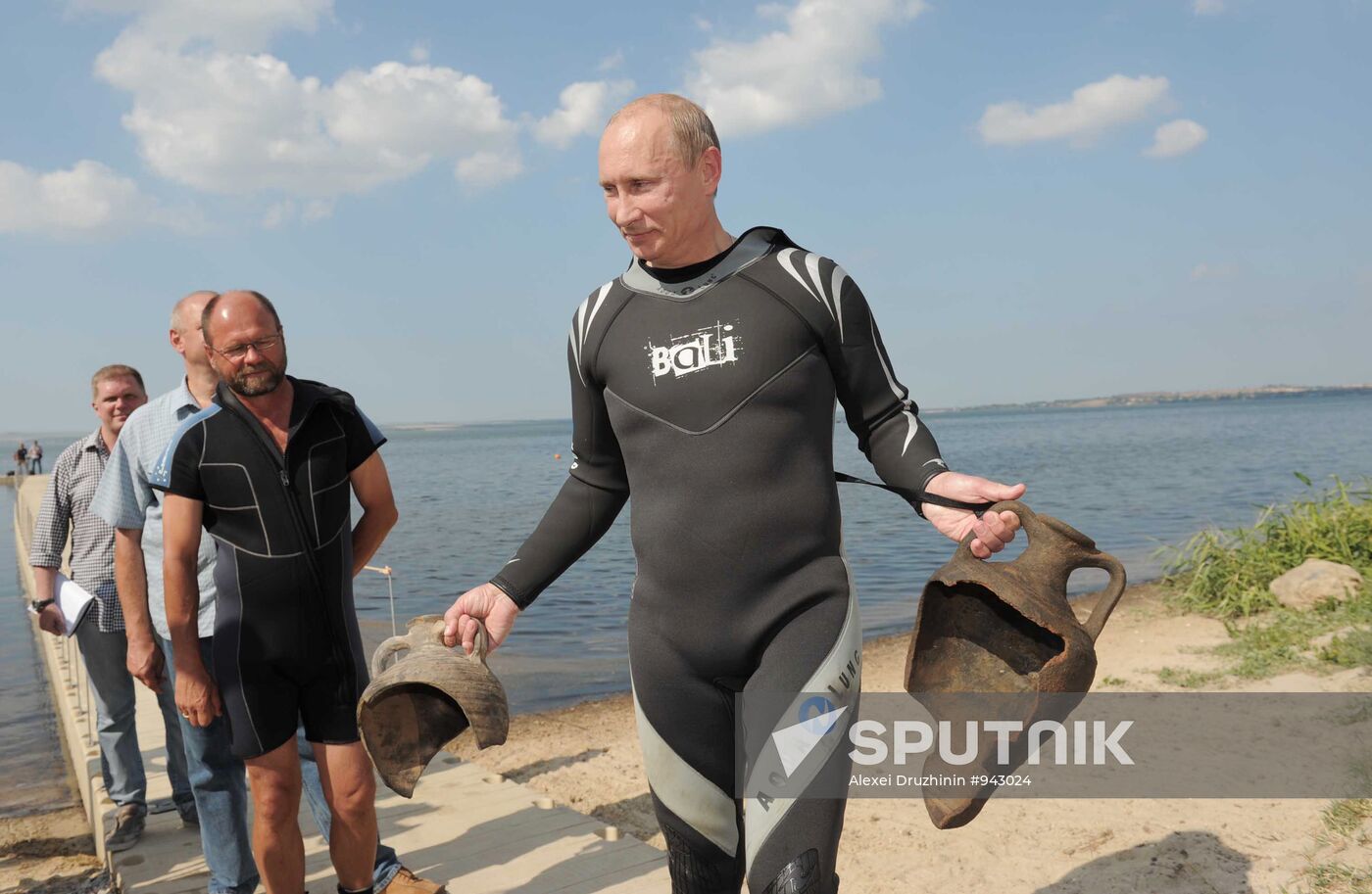Vladimir Putin goes scuba diving in Taman Bay