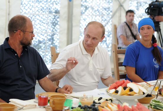 Vladimir Putin visits excavation site on Taman Peninsula