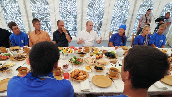 Vladimir Putin visits excavation site on Taman Peninsula