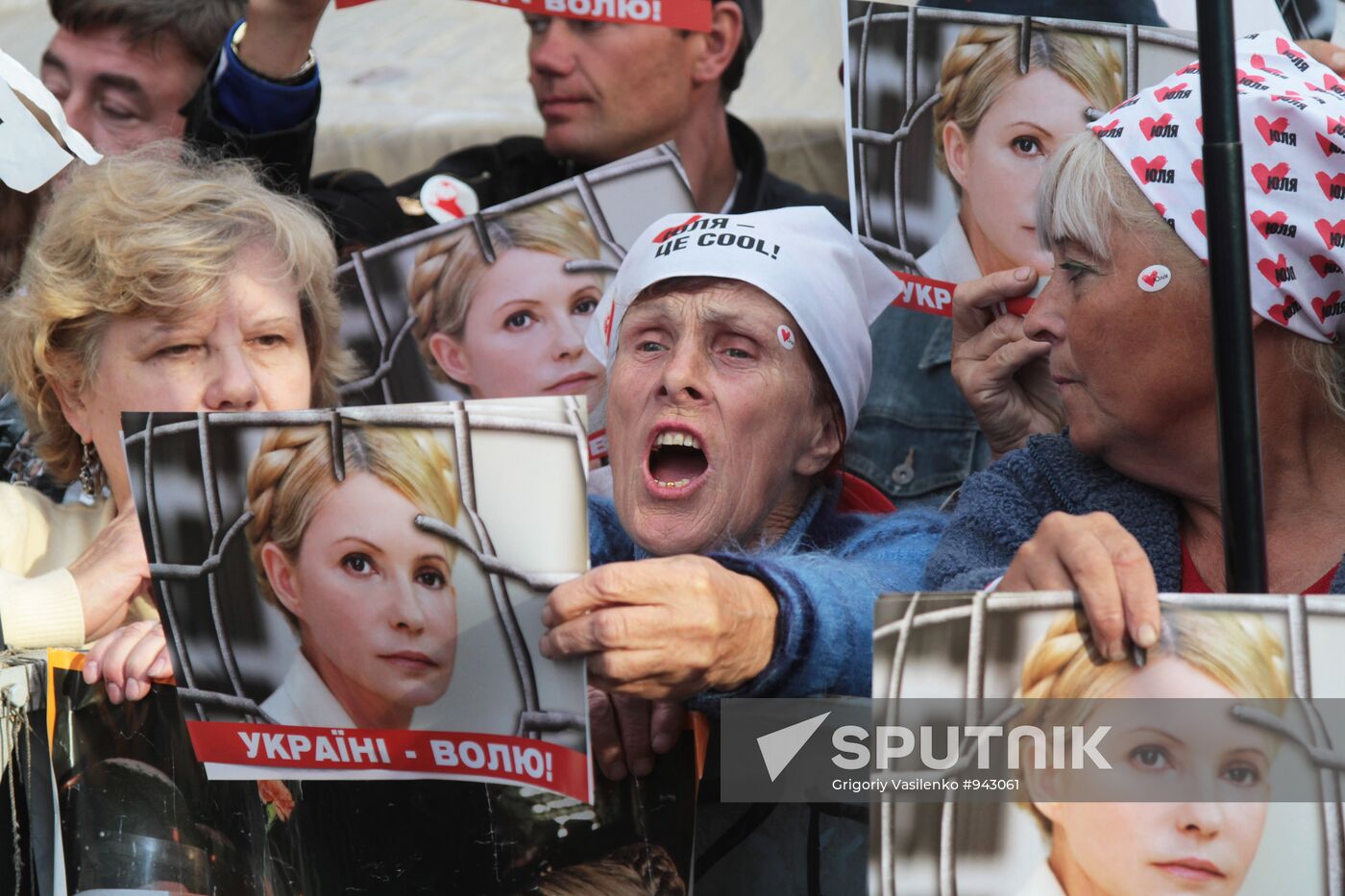 Yulia Tymoshenko supporters rally at Kiev's Pechersky court