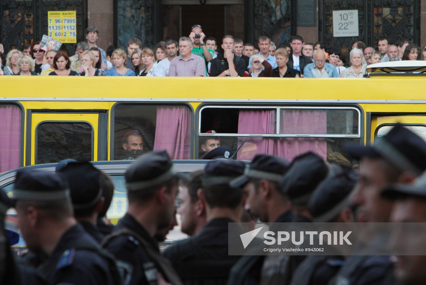 Yulia Tymoshenko supporters rally at Kiev's Pechersky court