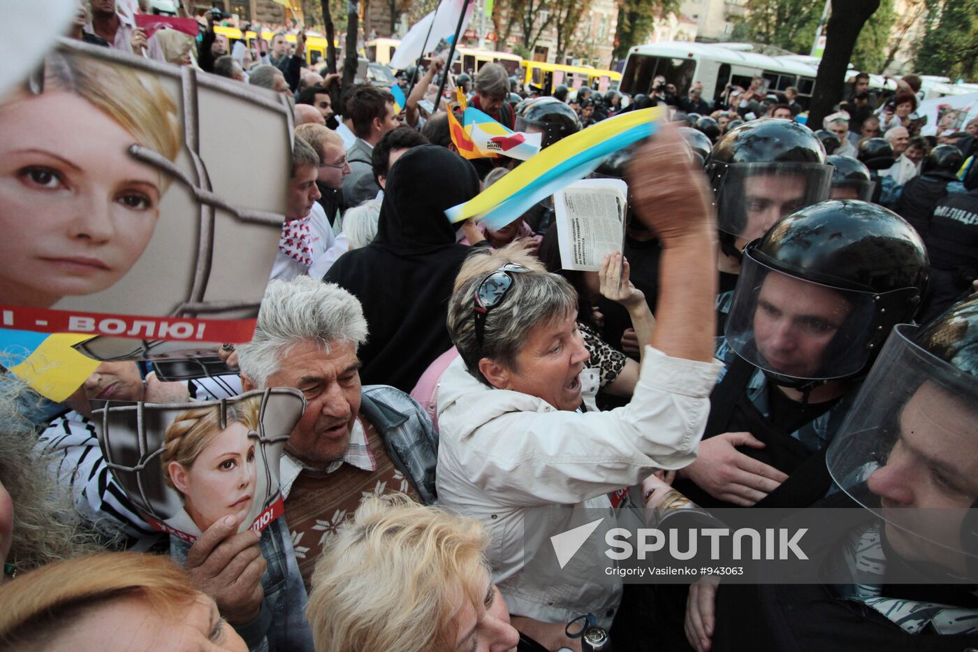 Yulia Tymoshenko supporters rally at Kiev's Pechersky court