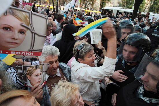 Yulia Tymoshenko supporters rally at Kiev's Pechersky court