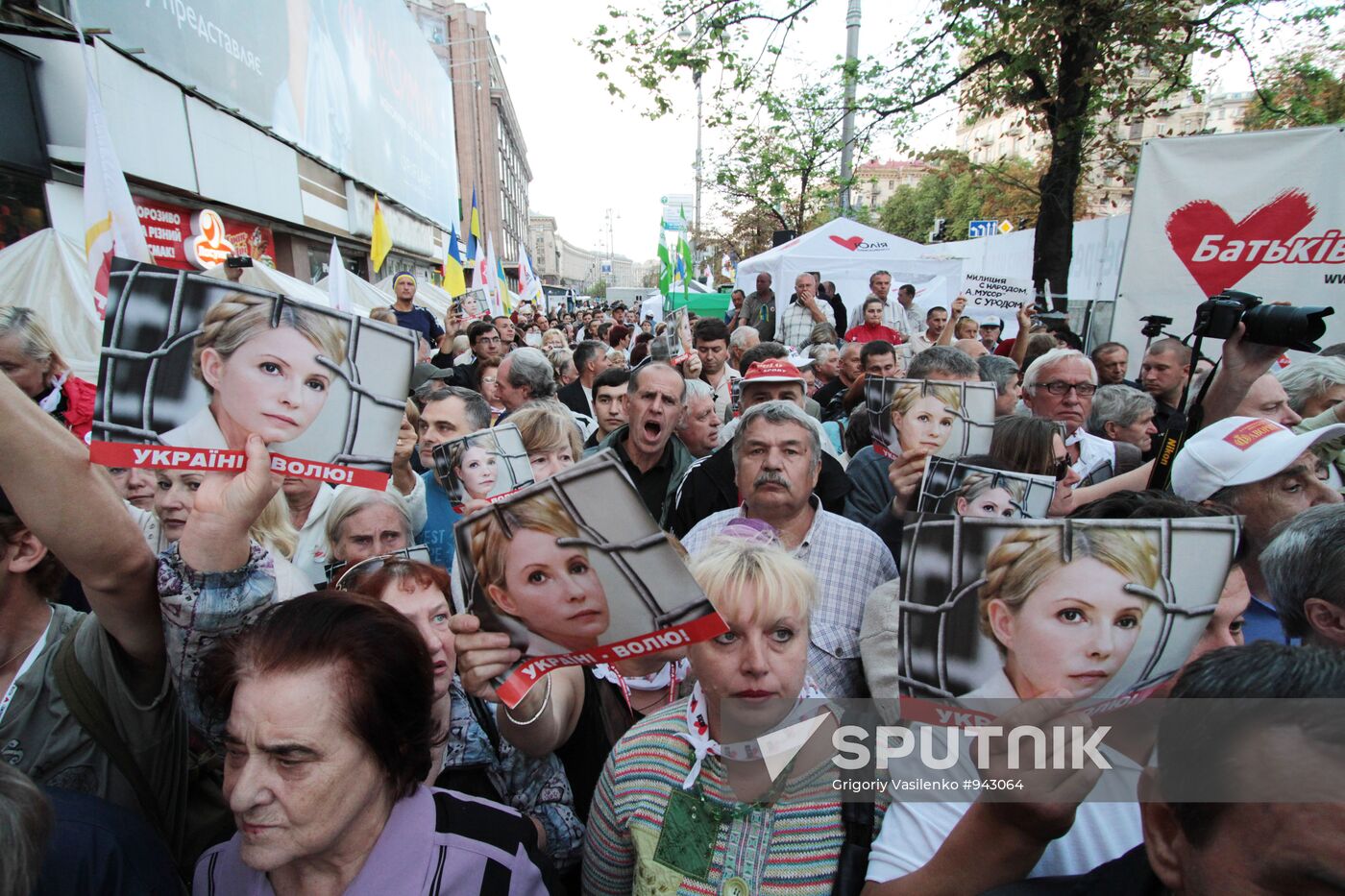 Yulia Tymoshenko supporters rally at Kiev's Pechersky court