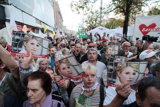 Yulia Tymoshenko supporters rally at Kiev's Pechersky court