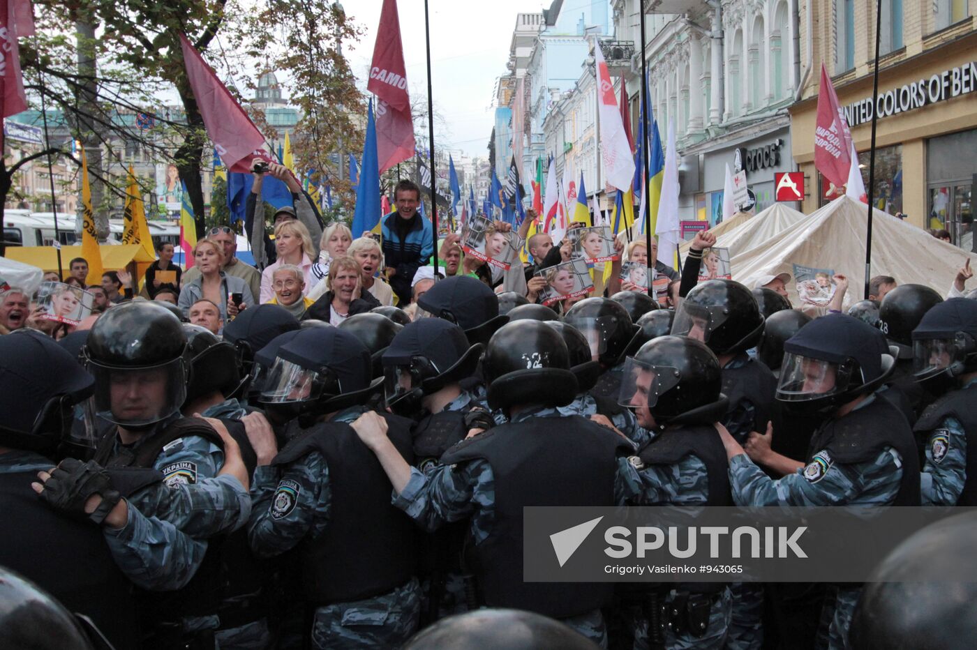 Yulia Tymoshenko supporters rally at Kiev's Pechersky court