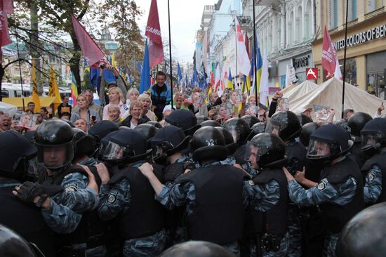 Yulia Tymoshenko supporters rally at Kiev's Pechersky court