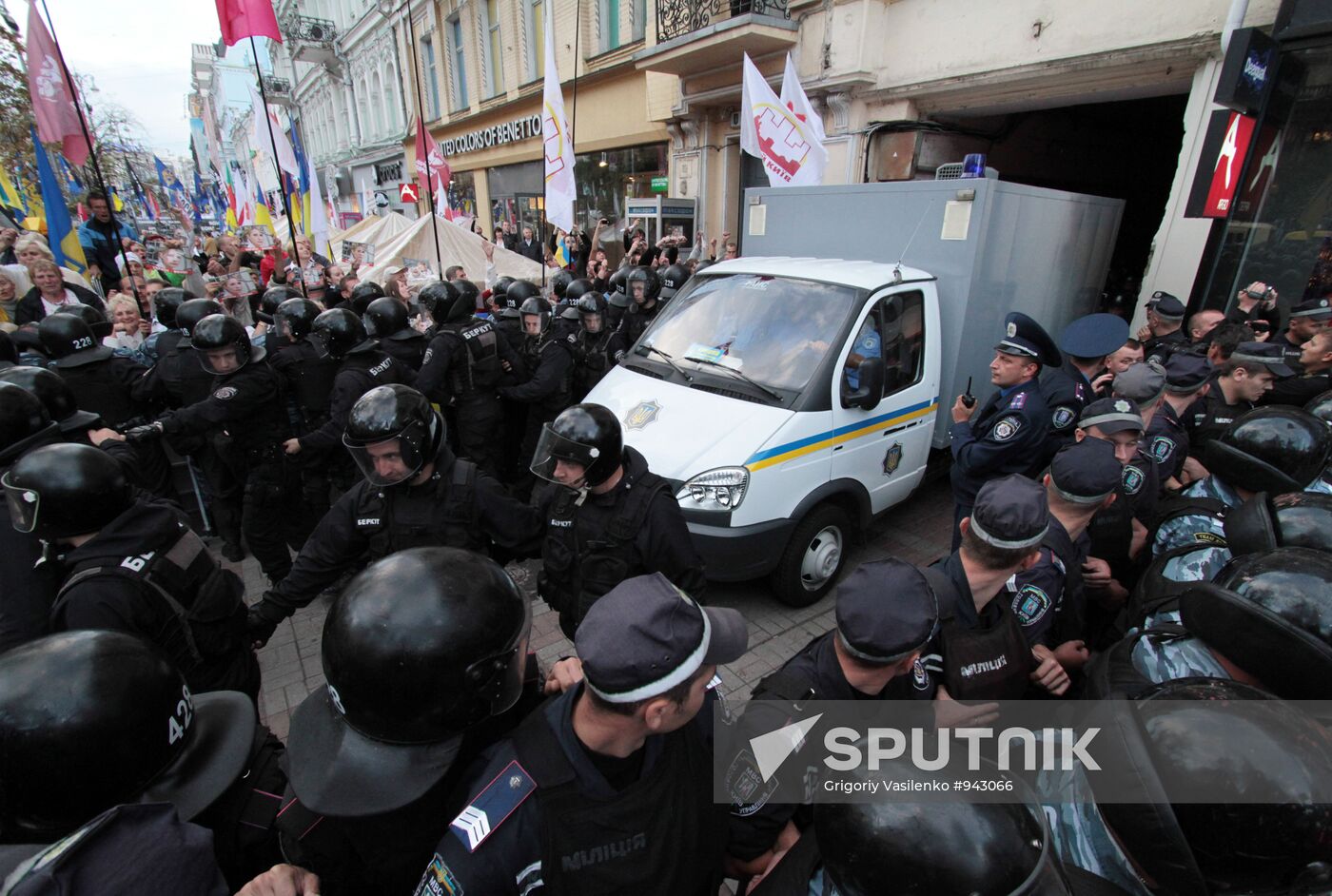 Yulia Tymoshenko supporters rally at Kiev's Pechersky court