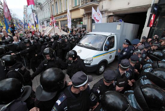 Yulia Tymoshenko supporters rally at Kiev's Pechersky court