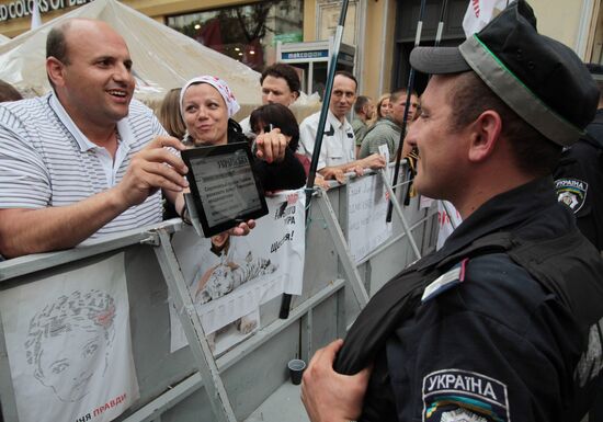 Yulia Tymoshenko supporters rally at Kiev's Pechersky court
