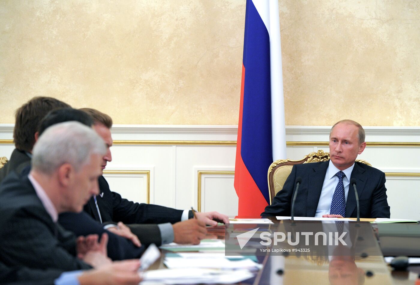 Vladimir Putin chairs session of Russian government presidium