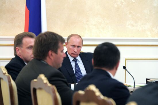 Vladimir Putin chairs session of Russian government presidium