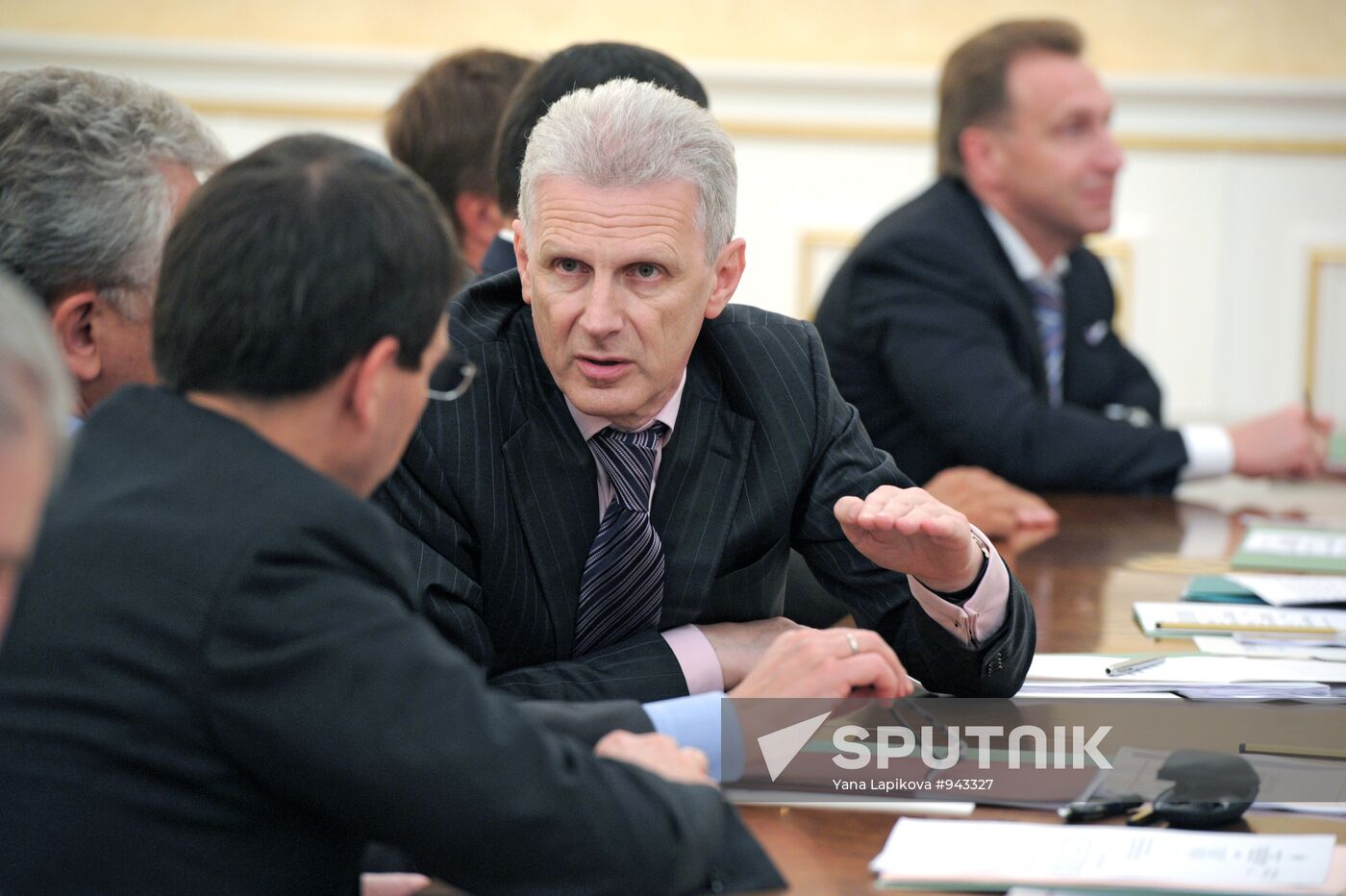 Vladimir Putin chairs session of Russian government presidium