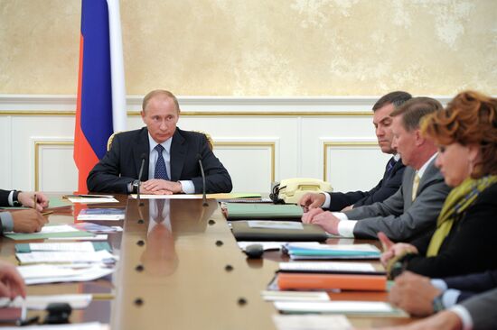 Vladimir Putin chairs session of Russian government presidium