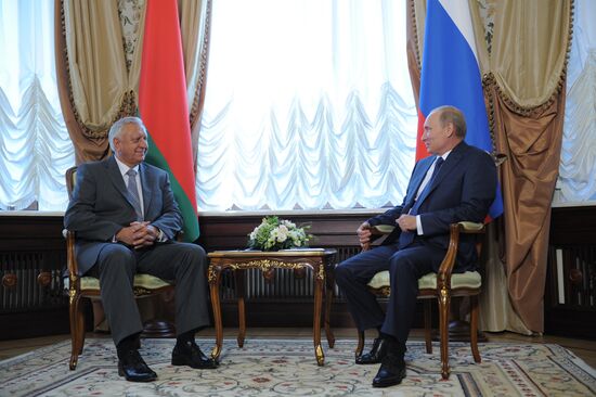 Vladimir Putin holds meeting