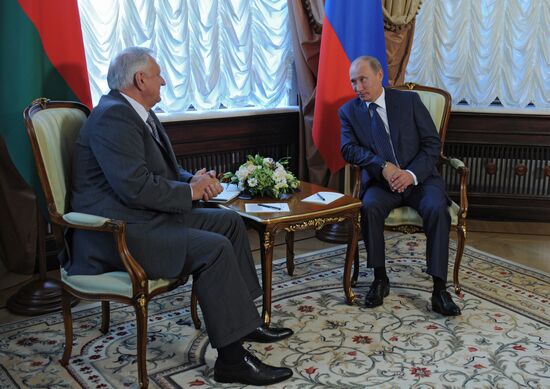Vladimir Putin holds meeting