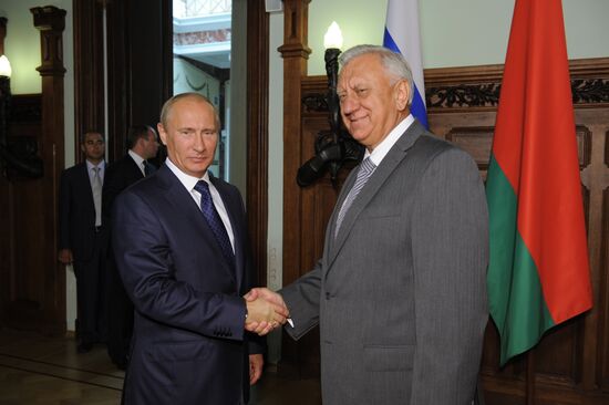 Vladimir Putin holds meeting