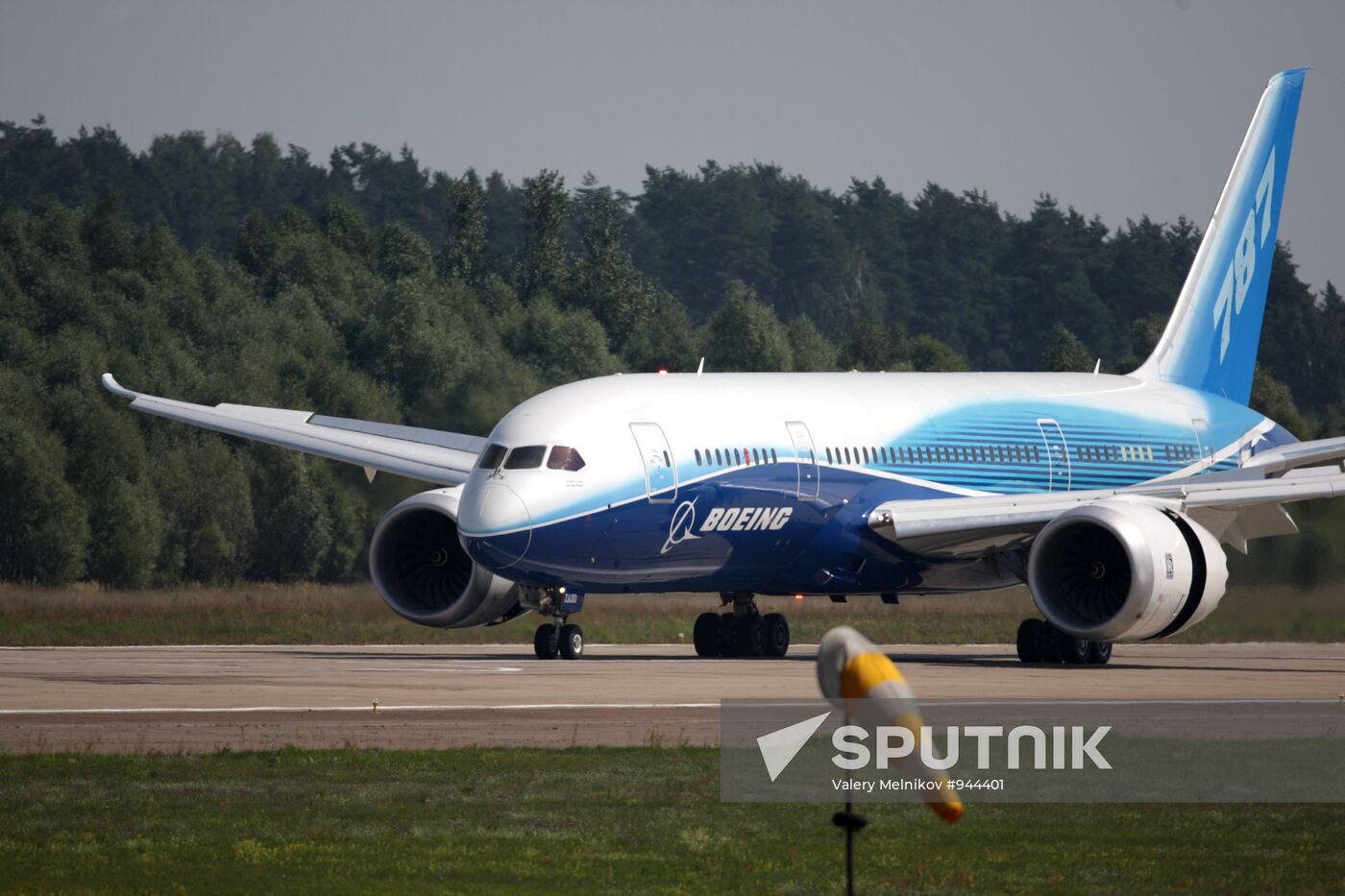 Boeing-787 arrives at MAKS-2011 air show