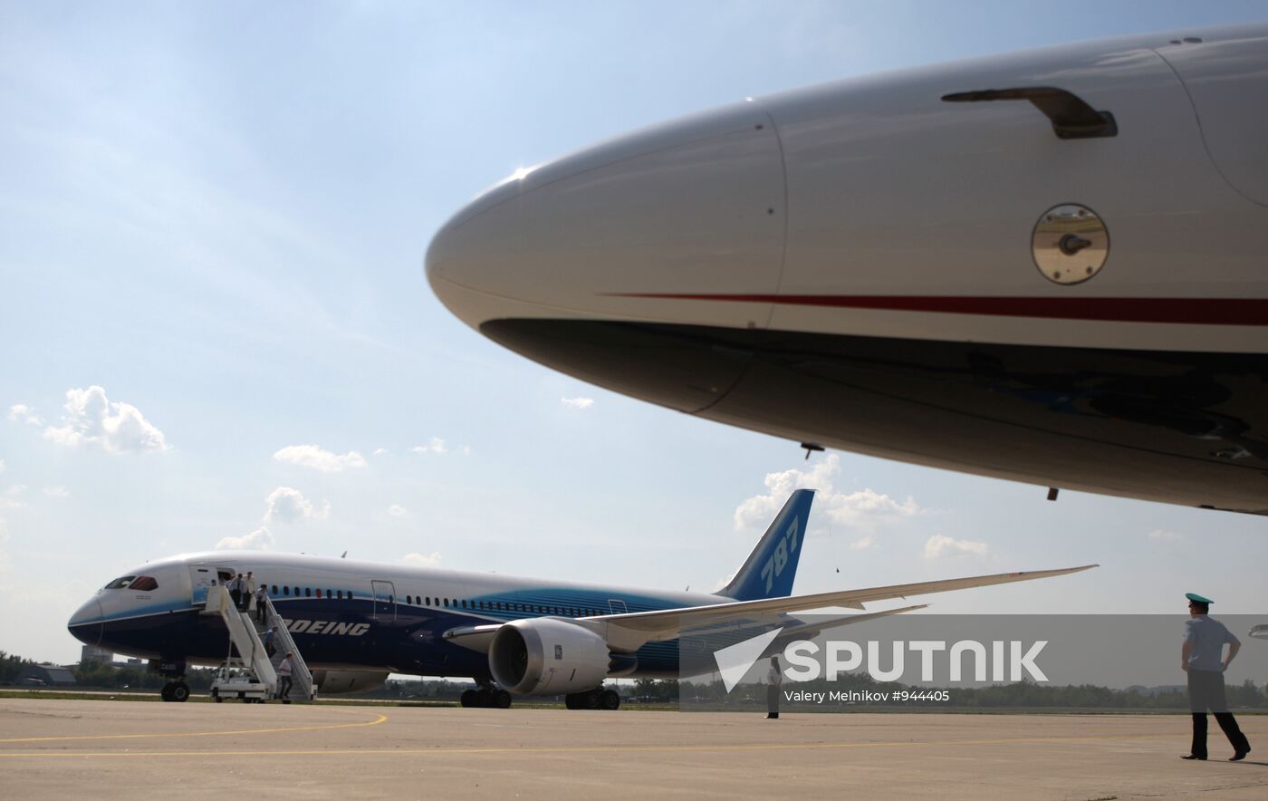 Boeing-787 arrives at MAKS-2011 air show