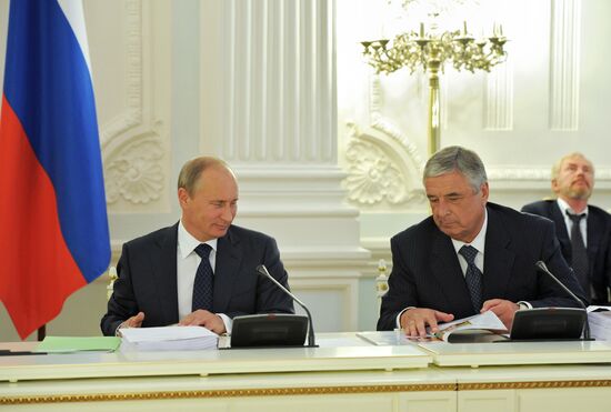 Vladimir Putin holds meeting