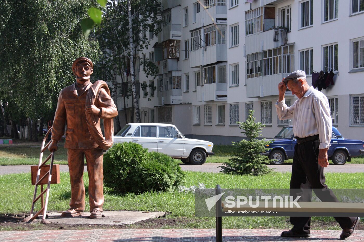 Square with statues at staff housing in Naberezhnye Chelny