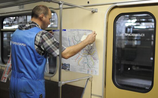 Posting advertisements in Moscow Metro