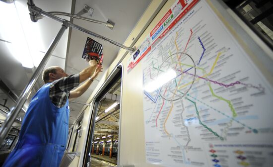 Posting advertisements in Moscow Metro