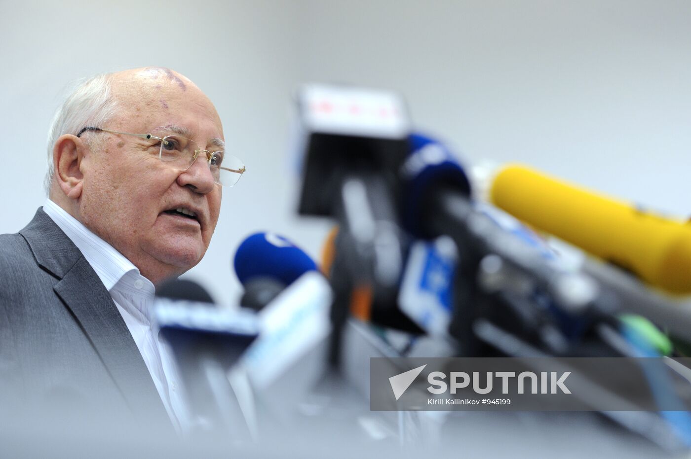 Mikhail Gorbachev gives news conference